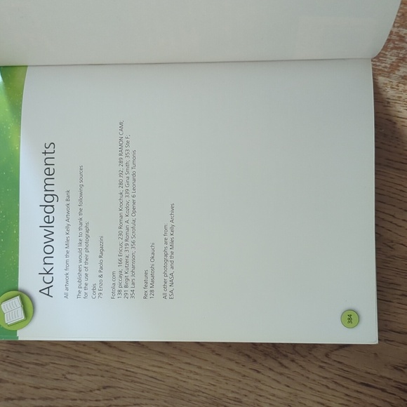 Space: Discover the Universe Book - Picture 4 of 4